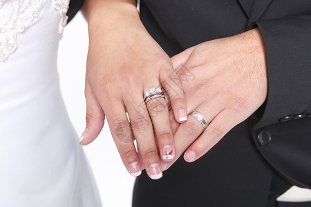 已婚夫妇与结婚戒指和婚嫁乐队背景图片