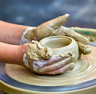 从事陶器工作的手女士教育团队车轮纺纱孩子艺术家创造力陶瓷工艺爱高清图片素材