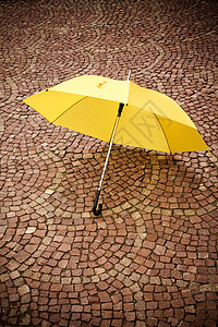 黄色雨伞雨季阴雨气候天气街道背景图片