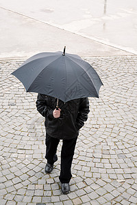 晨雨男人街道天气城市雨季背景图片