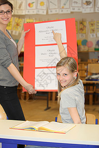 游泳馆招生海报德语教师和学生在课堂上学习的课时数背景
