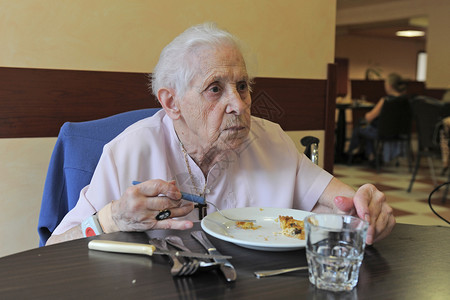 助老高龄妇女吃晚饭生活祖母食物桌子玻璃保健养老院职业卫生前辈背景
