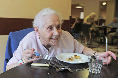 助老高龄妇女吃晚饭保健医疗生活微笑祖母桌子玻璃退休卫生营养背景