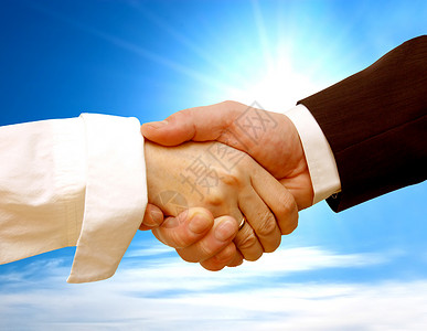 商业握手谈判天空签名合同商务晴天太阳销售量男人交易背景图片