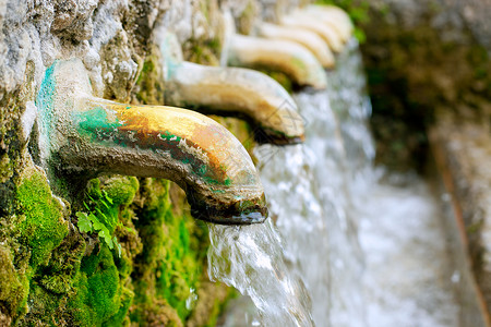 泉水泉源喷泉流动地下水石头苔藓临界点气泡字体卵石尾巴环境背景图片