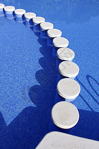 不规则形状的游泳池闲暇水池高清图片