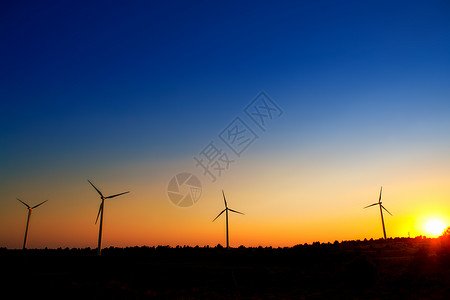 日落天空上的风车涡轮日出旋转环境力量螺旋桨气氛日落技术天空背景图片