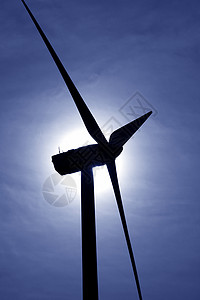 风力车背光蓝天空涡轮创新机械金属发电机风车天空农村翅膀气氛背景图片