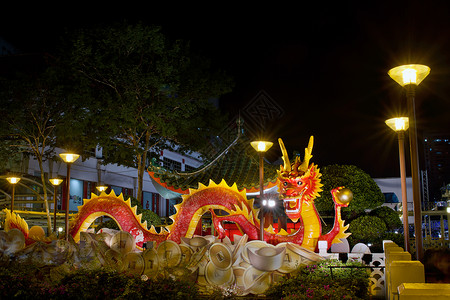 2012年中国新年 龙雕刻在桥上高清图片