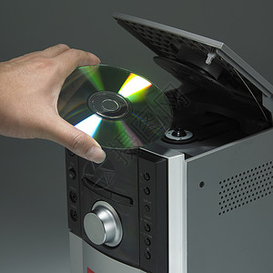 DVD播放机压缩碟片CD播放机人类的手高清图片