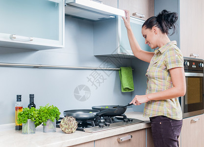女孩做饭的肖像面条女士烤箱火炉食物房间蔬菜盘子黑发用餐快乐的高清图片素材