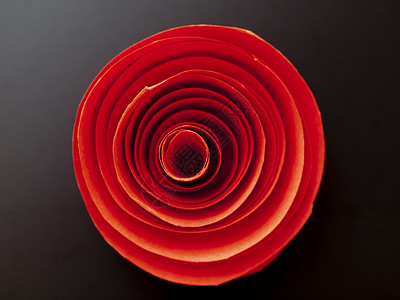 红玫瑰宏观黑色管子圆圈床单螺旋玫瑰折叠背景图片