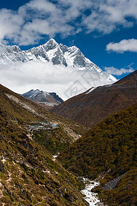 Lhotse和村和溪流高清图片
