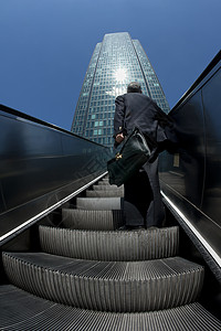攀登商业阶梯现代的高清图片素材