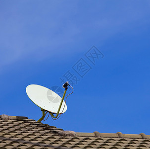 卫星天线金属宽带技术蓝色信号房子接待车站转播电波海浪高清图片素材