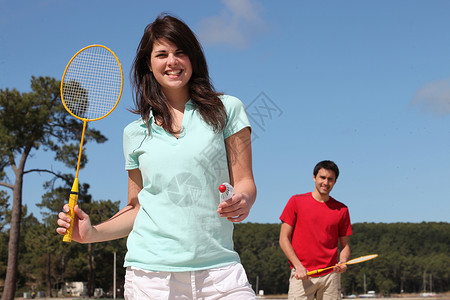 一对夫妇玩羽毛球背景图片