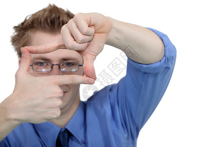 四眼年轻人用他的手指来架着眼镜的背景