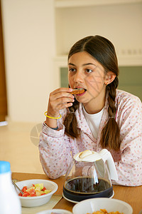 小女孩吃早饭女孩幸福女士厨房白色微笑食物睡衣女性水果吸引人的高清图片素材