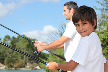 父亲和他的小男孩钓鱼背景图片