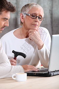 公民基本道德规范老年妇女学习互联网技能(年长妇女)背景