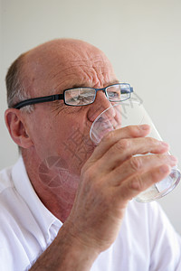 老人饮水喝一杯水高清图片