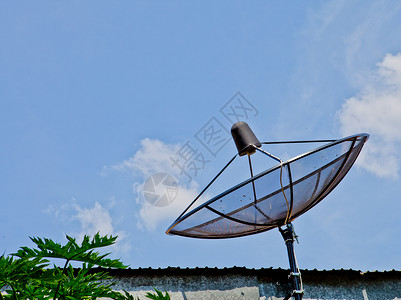 旧木屋屋顶上的黑卫星天线图片素材
