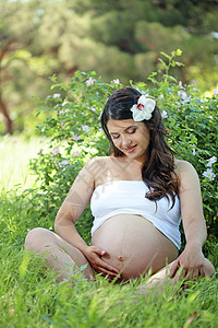 怀孕妇女花朵福利分娩公园快乐微笑诞生女性女孩父母夏天高清图片素材