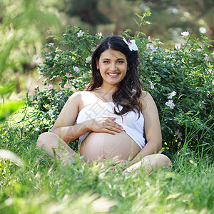 怀孕妇女公园分娩母亲成人母性花园微笑花朵女性父母健康高清图片素材