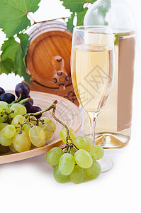 白色桶白葡萄酒瓶 玻璃和含葡萄的桶藤蔓生活瓶子浆果饮料场景木头酒厂餐厅杯子背景