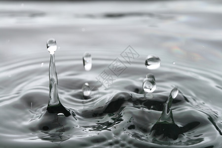 快速闪速运动温泉水滴气泡圆圈速度雨滴宏观波纹流动背景图片
