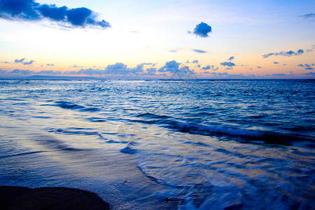 云波浪日落热带日出时的平静海洋和海滩季节太阳波浪海浪地平线全景日落天空背景