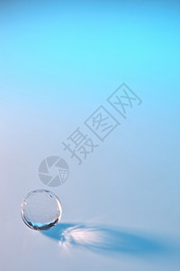蓝色透明气泡背景中的玻璃球背景