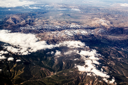山飞机飞机上山岳的外观地球岩石行星季节世界阴霾天线爬坡地理高度背景