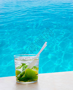 在伊维萨岛上在一个完美的热带海滩上的莫吉托鸡尾酒背景