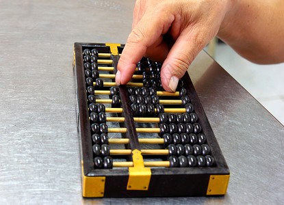 用老人的手算盘学习教育手指数学商业古董工具桌子珠子工作传统的高清图片素材