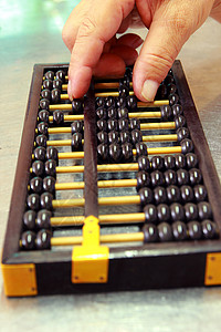 用老人的手算盘桌子珠子古董学习计算商业木头数学工作数字传统的高清图片素材