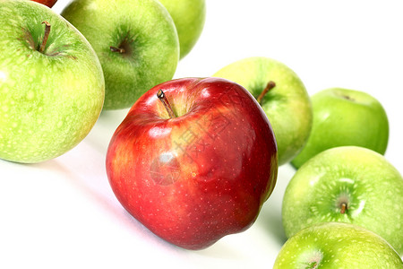 吃光的红苹果红苹果和绿苹果水果果汁饮食季节小吃花园叶子宏观食物背景
