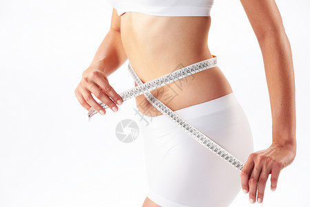 女人用米棍测量她的腹部高清图片