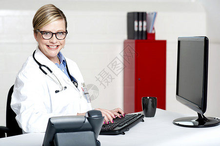 使用计算机的女医生护士键盘工作职业实验室电话眼镜从业者药物女性打字高清图片素材