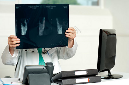 男外科医生持有X光健康高清图片素材