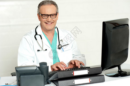 戴眼镜从事计算机工作的老年男医生成功高清图片素材