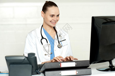 在计算机上工作的医疗专业人员年轻的高清图片素材