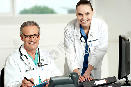 医生团队 女助理在键盘上打字自信的高清图片素材