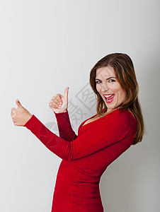开心的女士举起拇指成功手势幸福工作室成人眼睛女性黑发女孩快乐吸引人的高清图片素材
