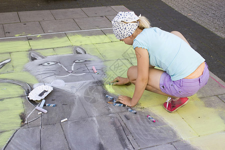 德国艺术街头绘画艺术粉笔街道女孩家庭沥青竞赛孩子艺术家乐趣背景