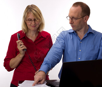 两名在业的商务人士网络协议广告电脑团队会议面试条约电话合同背景图片