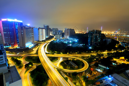 夜间在高速公路上建筑景观交通蓝色商业运动场景城市办公室街道运输高清图片素材