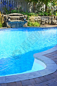 游泳池下砖块游泳池与瀑布弯曲美化装修曲线岩石花朵露台园林住宅蓝色背景
