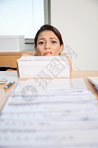 商业女商务人士在纸皮背后压力高清图片素材