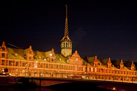 哥本哈根历史性公民建筑市政历史房屋雨水中心援助城市背景图片